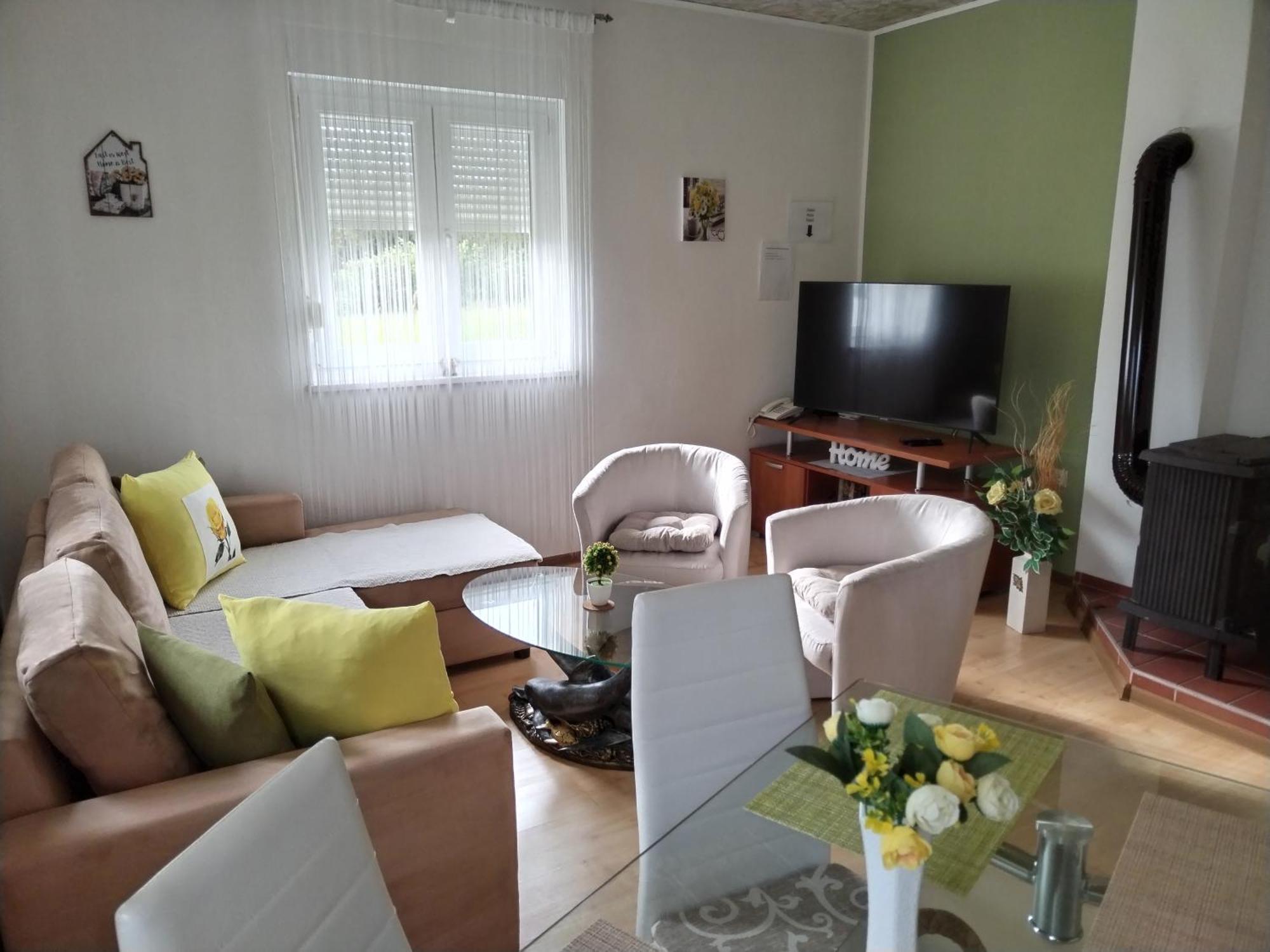 Yellow Rose Apartment *