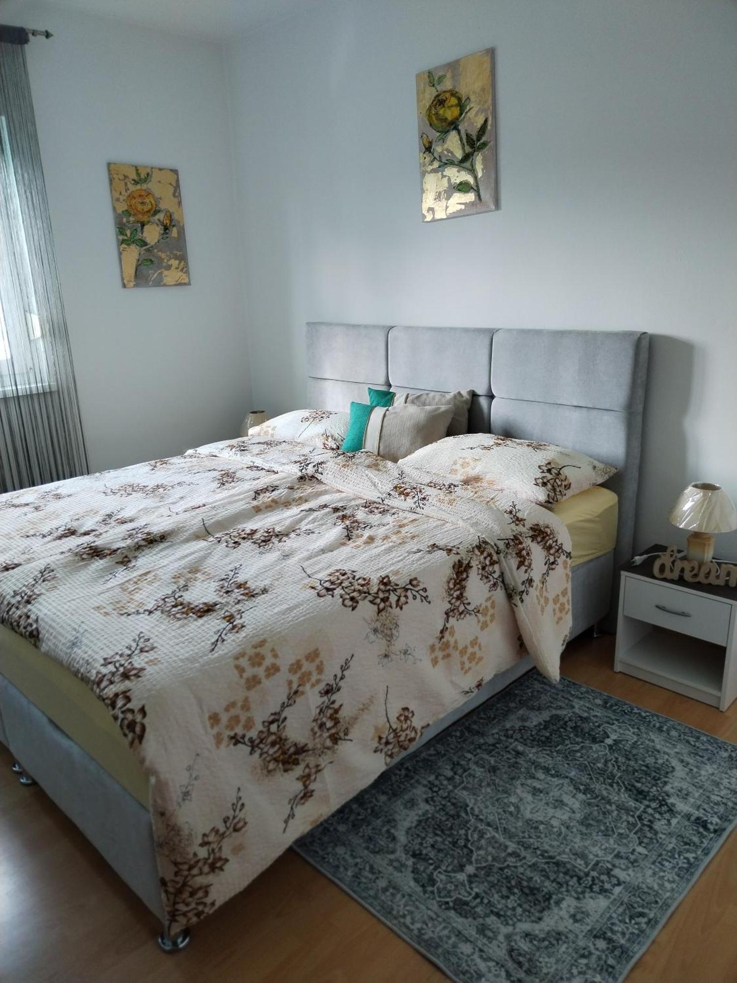 Yellow Rose Apartment *