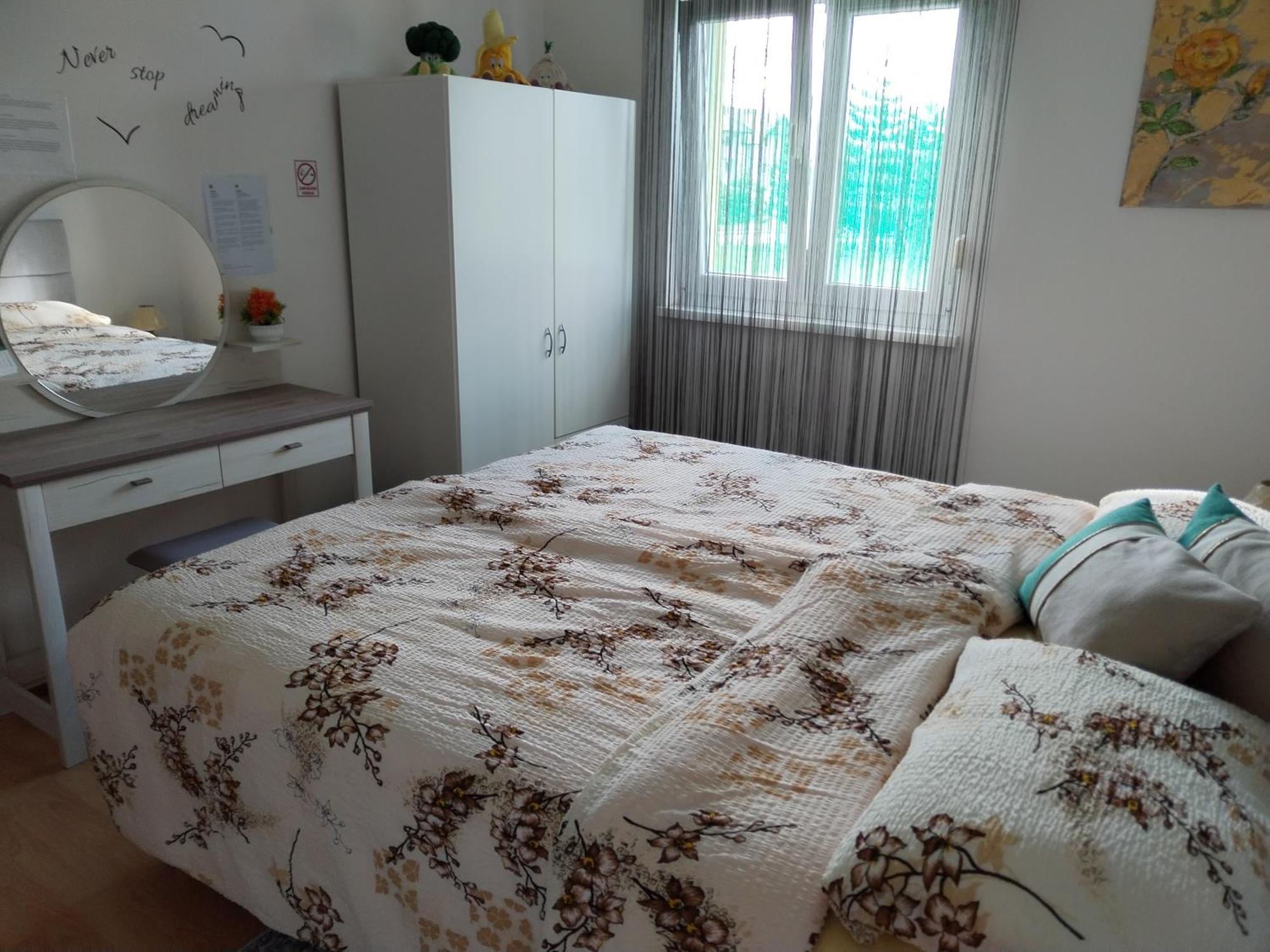 Yellow Rose Apartment *